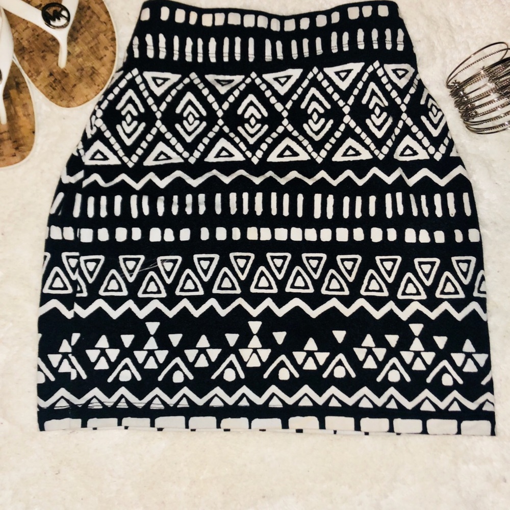 Forever 21 cute Black and white print skirt